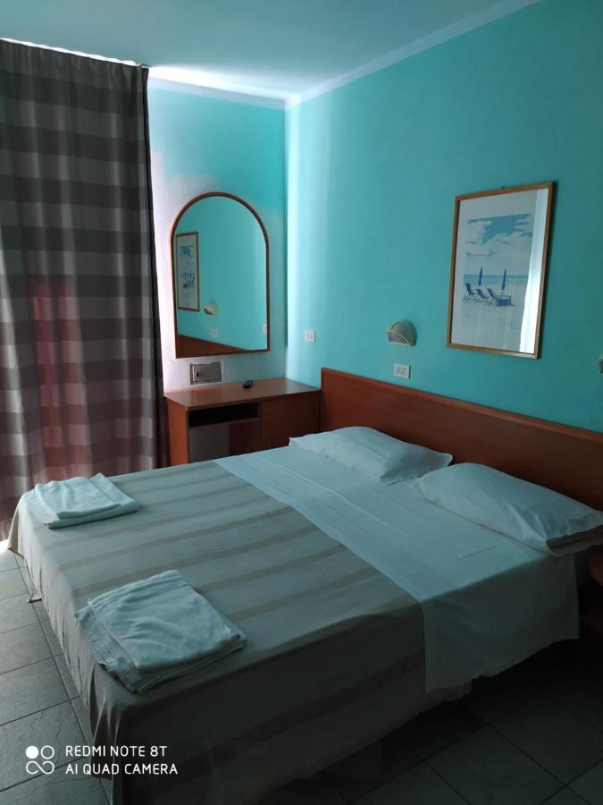 Hotel Blue Moon リミニ エクステリア 写真