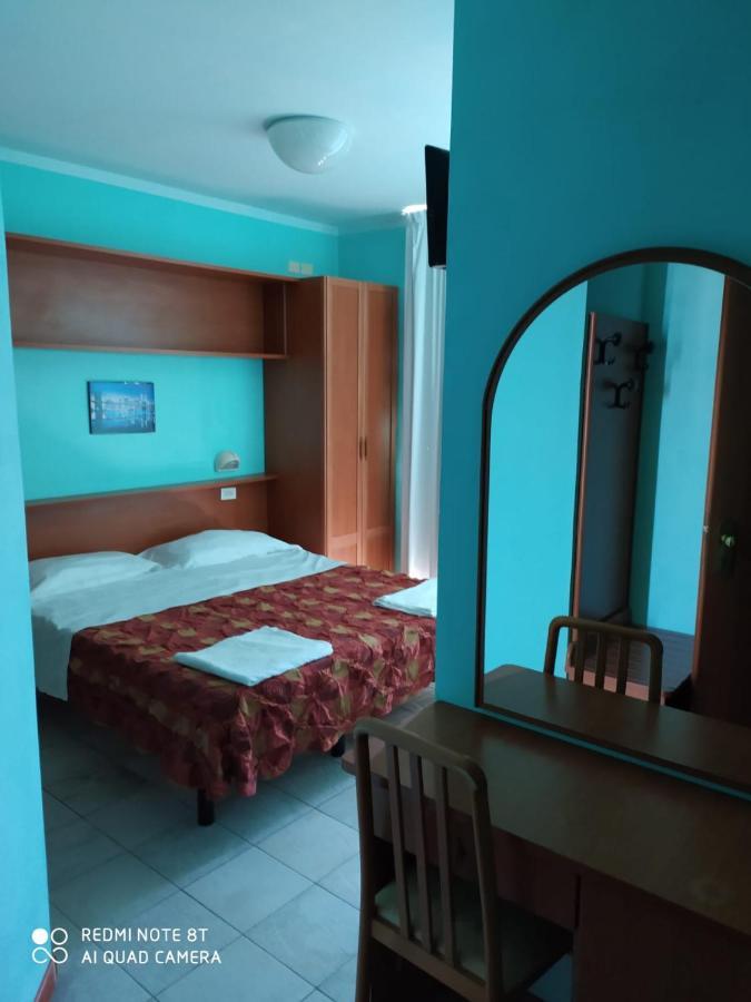 Hotel Blue Moon リミニ エクステリア 写真