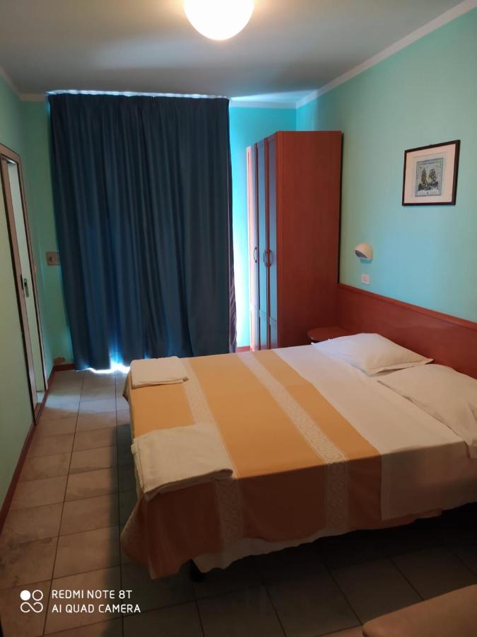 Hotel Blue Moon リミニ エクステリア 写真