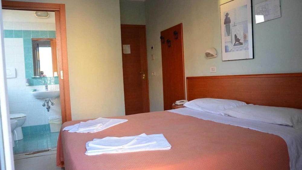 Hotel Blue Moon リミニ エクステリア 写真